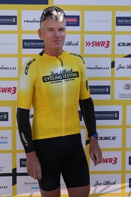 Im Zuge einer Hochwasserschutzmassnahme haben Buergerinnen und Buerger von Degenfeld zur Schaufel gegriffen und fuer den vorsorglichen Hochwasserschutz, Sandsaecke befuellt.-stock-foto