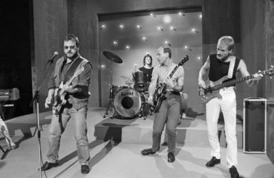 Der deutsche Musiker Klaus Lage mit seiner Band bei einerm Auftritt, Deutschland 1980er Jahre. German musician Klaus La-stock-photo