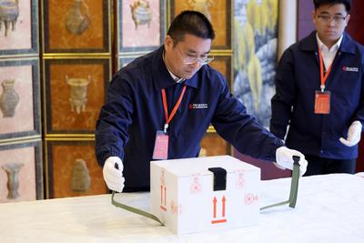 BEIJING, CHINA - MAY 18: Staff members display the ancient Zidanku Silk Manuscripts from the Warring States period (475--stock-foto