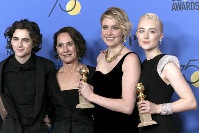 Golden Globe Awards - Die Preistr?ger Timothee Chalamet,, Laurie Metcalf, Greta Gerwig und Saoirse Ronan mit den Golden-stock-foto