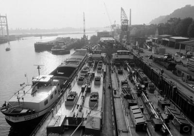 Achtziger Jahre Frachtschiffe in der Hitzler Werft am Elbe Luebeck Kanal in Lauenburg an der Elbe-stock-foto