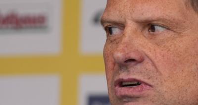 Im Zuge einer Hochwasserschutzmassnahme haben Buergerinnen und Buerger von Degenfeld zur Schaufel gegriffen und fuer den vorsorglichen Hochwasserschutz, Sandsaecke befuellt.-stock-foto