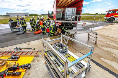 Lastwagen kollidiert auf Vorfeld mit Transportflugzeug Transall C-160 - ?bung der Bundeswehr Feuerwehr und Regionsfeuerwehrbereitschaft 1, Region Hannover-stock-photo