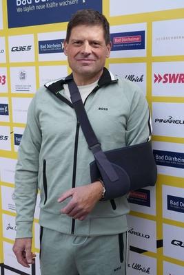 Im Zuge einer Hochwasserschutzmassnahme haben Buergerinnen und Buerger von Degenfeld zur Schaufel gegriffen und fuer den vorsorglichen Hochwasserschutz, Sandsaecke befuellt.-stock-foto