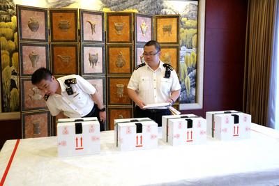 BEIJING, CHINA - MAY 18: Customs officers inspect the customs declaration forms of the ancient Zidanku Silk Manuscripts-stock-foto