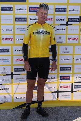 Im Zuge einer Hochwasserschutzmassnahme haben Buergerinnen und Buerger von Degenfeld zur Schaufel gegriffen und fuer den vorsorglichen Hochwasserschutz, Sandsaecke befuellt.-stock-foto