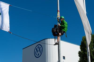 Robin Wood Protest bei VW in Osnabrueck - Busse und Bahnen statt Panzer - 19.05. 2025-stock-foto