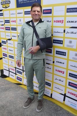 Im Zuge einer Hochwasserschutzmassnahme haben Buergerinnen und Buerger von Degenfeld zur Schaufel gegriffen und fuer den vorsorglichen Hochwasserschutz, Sandsaecke befuellt.-stock-foto