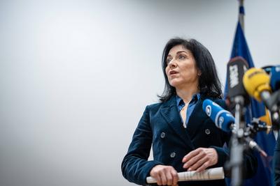 Pressestatement der Bundesministerin f?r Wirtschaft und Energie und der Exekutiv-Vizepr?sidentin der EU Kommission f?r einen sauberen, fairen und wettbewerbsf?higen Wandel in Berlin-stock-foto