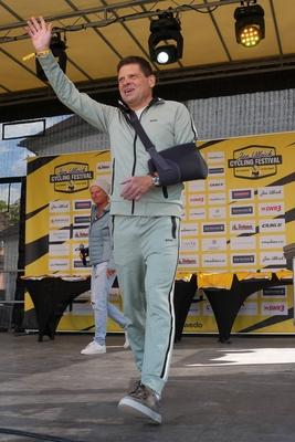 Im Zuge einer Hochwasserschutzmassnahme haben Buergerinnen und Buerger von Degenfeld zur Schaufel gegriffen und fuer den vorsorglichen Hochwasserschutz, Sandsaecke befuellt.-stock-foto