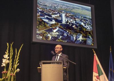 Frankfurt (Oder), 03.10.2020 - Messehalle - Festakt - 30 Jahre Deutsche Einheit OB Rene Wilke bei seiner Festansprache T-stock-photo