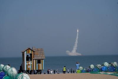 News Bilder des Tages China, Raketenstart vor Rizhao RIZHAO, CHINA - MAY 19: The CERES-1 carrier rocket blasts off from-stock-photo