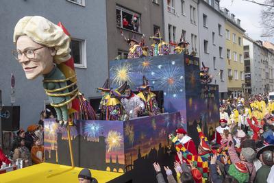 Nach drei Jahren Corona-Pause startete am Rosenmontag (20.02.2023) der Rosenmontagszug erstmals auf der rechten Rheinsei-stock-foto