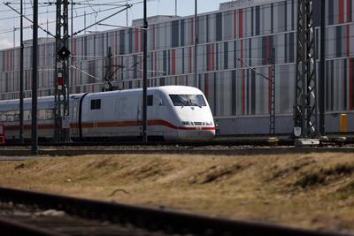 ICE bei der Ausfahrt aus dem Stellwerk-stock-foto