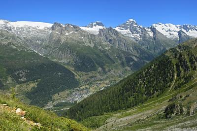 Blick ins Loetschental, der Ort Blatten im Talgrund, Schweiz, Wallis, Blatten View of the Loetschental, the village of B-stock-foto
