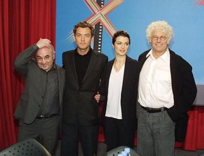 PICTURE CAPTION BERLIN FILM FESTIVAL WHO: STEVEN SODERBERGH, JUDE LAW (& wife SADIE FROST) RACHEL WEISZ, BOB HOSKINS, RO-stock-foto