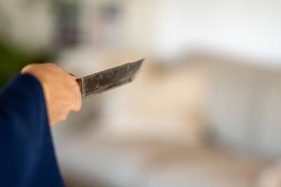 Frau mit Messer in Angriffspose-stock-foto