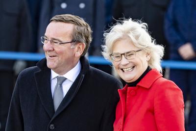 Der neue Bundesminister der Verteidigung Boris Pistorius (L) und die ausgehende Ministerin Christine Lambrecht (R)währen-stock-foto