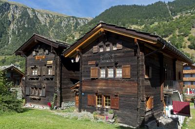 Typisches Schweizer Chalet mit Sonnenuhr, Blatten bei Naters, Wallis, Schweiz *** Typical Swiss chalet with sundial, Bla-stock-foto