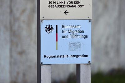 Schild Bundesamt fuer Migration und Fluechtlinge-stock-foto