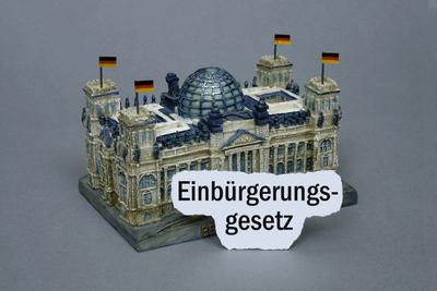 Reichstag mit Schriftzug Einb?rgerungsgesetz Reichstag mit Schriftzug Einb?rgerungsgesetz, 29.05.2024, Borkwalde, Brande-stock-photo