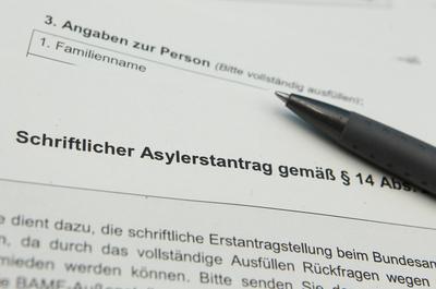 Ein Schriftlicher Asylerstantrag liegt auf einem Schreibtisch. Symbolbild/Symbolfoto. Ohlsdorf Hamburg *** A written app-stock-foto