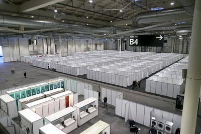 Die Messehalle in Hamburg wird erneut zur Fl?chtlingsunterkunft Bereitstellung einer Messehalle f?r die Unterbringung von Asyl- und Schutzsuchenden Hamburg 02.November 2024 Bereitstellung einer Messehalle f?r die Unterbringung von Asyl- und Schutzsuchenden Wie bereits um den Jahreswechsel 2022/2023 und 2023/2024 werden von der Hamburg Messe und Congress GmbH vom 3. Dezember 2024 bis 16. Januar 2025 Kapazit?ten zur Notunterbringung von Asyl- und schutzsuchenden Menschen in einer Messehalle bereitgestellt. Die Belegung ist mit bis zu 300 Personen vorgesehen, insgesamt besteht eine Notfall-Kapazit?t von 476 Pl?tzen in Kompartiments. Den Betrieb der Unterkunft ?bernimmt das st?dtische Sozialunternehmen Foerdern und Wohnen. Es wird ein hoher Fa-stock-foto