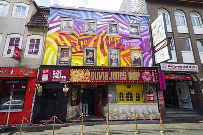 Olivia Jones, Oliver Knoebel, Deutschlands bekannteste Drag-Queen praesentiert die neu designte Aussenfassade Bunt, schrill und divers an ihrer Bar 22.05.2025 Hamburg - St. Pauli Olivia Jones setzt mit ihrer bunten Kuenstler-Familie an prominenter Stelle zum Diversity Day ein starkes Zeichen, das von Millionen Kiez-Besuchern nicht ?bersehen werden kann. die neuue Olivia Jones Bar Fassade Ein XXL Vielfalt-Kunstwerk eingeladen, die von einem renommierten Streetart-Pionier gestaltetet wurde Hamburg Deutschland *** Olivia Jones, Oliver Knoebel, Germanys most famous drag queen presents the newly designed exterior fa?ade Colorful, shrill and diverse at her bar 22 05 2025 Hamburg St Pauli Olivia Jones sets a strong sign with her colorful artist f-stock-foto