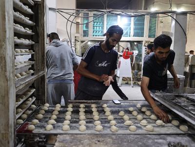 Workers package bread for distribution at the World Food Programme (WFP) bakery after a limited amount of flour entered the Gaza Strip-stock-foto