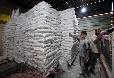 Workers package bread for distribution at the World Food Programme (WFP) bakery after a limited amount of flour entered the Gaza Strip-stock-foto