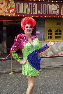 Olivia Jones, Oliver Knoebel, Deutschlands bekannteste Drag-Queen praesentiert die neu designte Aussenfassade Bunt, schrill und divers an ihrer Bar 22.05.2025 Hamburg - St. Pauli Olivia Jones setzt mit ihrer bunten Kuenstler-Familie an prominenter Stelle zum Diversity Day ein starkes Zeichen, das von Millionen Kiez-Besuchern nicht ?bersehen werden kann. die neuue Olivia Jones Bar Fassade Ein XXL Vielfalt-Kunstwerk eingeladen, die von einem renommierten Streetart-Pionier gestaltetet wurde Hamburg Deutschland *** Olivia Jones, Oliver Knoebel, Germanys most famous drag queen presents the newly designed exterior fa?ade Colorful, shrill and diverse at her bar 22 05 2025 Hamburg St Pauli Olivia Jones sets a strong sign with her colorful artist f-stock-foto
