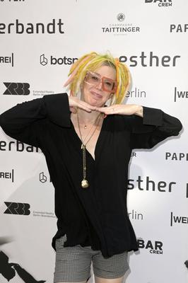 Lana Wachowski bei der Esther Perbandt x AchtBerlin Concrete Jungle Fashion Show auf der Berlin Fashion Week Spring/Summ-stock-foto