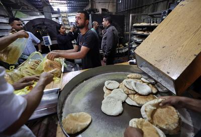 Workers package bread for distribution at the World Food Programme (WFP) bakery after a limited amount of flour entered the Gaza Strip-stock-foto