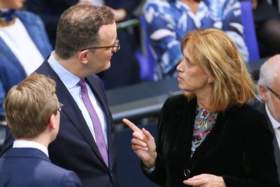 Berlin, Deutschland, 22.05.2025: Deutscher Bundestag: 7. Bundestagssitzung: Philipp Amthor 8CDU), Jens Spahn (CDU) und B-stock-foto