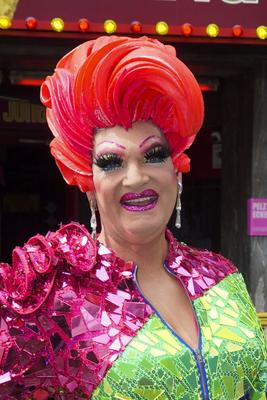 Olivia Jones, Oliver Knoebel, Deutschlands bekannteste Drag-Queen praesentiert die neu designte Aussenfassade Bunt, schrill und divers an ihrer Bar 22.05.2025 Hamburg - St. Pauli Olivia Jones setzt mit ihrer bunten Kuenstler-Familie an prominenter Stelle zum Diversity Day ein starkes Zeichen, das von Millionen Kiez-Besuchern nicht ?bersehen werden kann. die neuue Olivia Jones Bar Fassade Ein XXL Vielfalt-Kunstwerk eingeladen, die von einem renommierten Streetart-Pionier gestaltetet wurde Hamburg Deutschland *** Olivia Jones, Oliver Knoebel, Germanys most famous drag queen presents the newly designed exterior fa?ade Colorful, shrill and diverse at her bar 22 05 2025 Hamburg St Pauli Olivia Jones sets a strong sign with her colorful artist f-stock-foto
