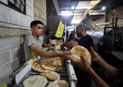Workers package bread for distribution at the World Food Programme (WFP) bakery after a limited amount of flour entered the Gaza Strip-stock-foto