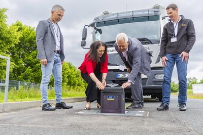 Neues  Ladesystem f?r Elektro LKWs-stock-foto