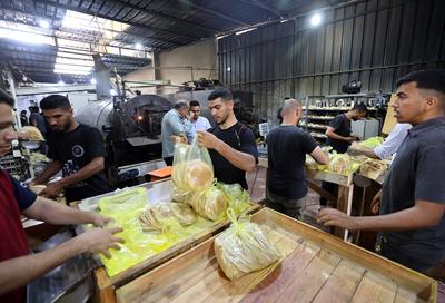 Workers package bread for distribution at the World Food Programme (WFP) bakery after a limited amount of flour entered the Gaza Strip-stock-foto