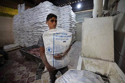 Workers package bread for distribution at the World Food Programme (WFP) bakery after a limited amount of flour entered the Gaza Strip-stock-foto