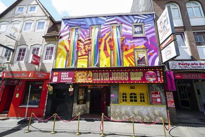Olivia Jones, Oliver Knoebel, Deutschlands bekannteste Drag-Queen praesentiert die neu designte Aussenfassade Bunt, schrill und divers an ihrer Bar 22.05.2025 Hamburg - St. Pauli Olivia Jones setzt mit ihrer bunten Kuenstler-Familie an prominenter Stelle zum Diversity Day ein starkes Zeichen, das von Millionen Kiez-Besuchern nicht ?bersehen werden kann. die neuue Olivia Jones Bar Fassade Ein XXL Vielfalt-Kunstwerk eingeladen, die von einem renommierten Streetart-Pionier gestaltetet wurde Hamburg Deutschland *** Olivia Jones, Oliver Knoebel, Germanys most famous drag queen presents the newly designed exterior fa?ade Colorful, shrill and diverse at her bar 22 05 2025 Hamburg St Pauli Olivia Jones sets a strong sign with her colorful artist f-stock-foto