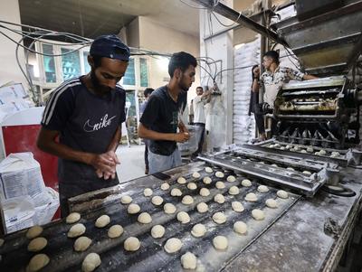 Workers package bread for distribution at the World Food Programme (WFP) bakery after a limited amount of flour entered the Gaza Strip-stock-foto