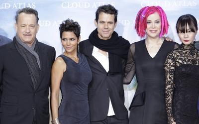 Bildnummer: 58668513  Datum: 05.11.2012  Copyright: imago/Metodi PopowEuropapremiere von CLOUD ATLAS am Montag, den 5. November 2012 im CineStar am Potsdamer Platz in Berlin, Foto: (L-R) Tom Hanks, Halle Berry, Tom Tykwer, Lana Wachowski , Doona Bae Entertainment People x0x xkg 2012 quer premiumd Menschen Personen Person Gesellschaft Medien Schauspieler Film Fernsehen Theater  58668513 Date 05 11 2012 Copyright Imago Metodi Popov European premiere from Cloud Atlas at Monday the 5 November 2012 in Cine Star at Potsdam square in Berlin Photo l r Tom Hanks Hall Berry Tom Tykwer Lana  doona BAe Entertainment Celebrities x0x xkg 2012 horizontal premiumd People People Person Society Media Actor Film Television Theatre-stock-photo