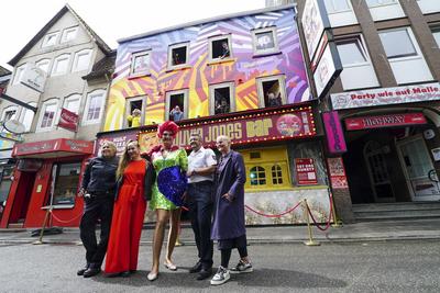 Olivia Jones, Oliver Knoebel, Deutschlands bekannteste Drag-Queen praesentiert die neu designte Aussenfassade Bunt, schrill und divers an ihrer Bar 22.05.2025 Hamburg - St. Pauli Vertreter der Millerntor Gallery Viva con Agua ARTS und des BID Reeperbahn und Leon Dietrich, Landeskoordinator der Polizei Niedersachsen f?r LGBTIQ Olivia Jones setzt mit ihrer bunten K?nstler-Familie an prominenter Stelle zum Diversity Day ein starkes Zeichen, das von Millionen Kiez-Besuchern nicht ?bersehen werden kann. die neuue Olivia Jones Bar Fassade Ein XXL Vielfalt-Kunstwerk eingeladen, die von einem renommierten Streetart-Pionier gestaltetet wurde Hamburg Deutschland *** Olivia Jones, Oliver Knoebel, Germanys most famous drag queen presents the newly d-stock-foto