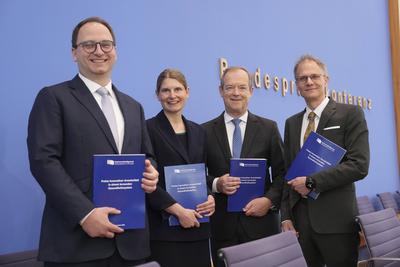 Bundespressekonferenz: Vorstellung des Gutachten: Was muss die neue Bundesregierung unternehmen, damit innovative Arzneimittel weiter allen Patienten zur Verf?gung stehen-stock-foto