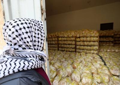 Workers package bread for distribution at the World Food Programme (WFP) bakery after a limited amount of flour entered the Gaza Strip-stock-foto