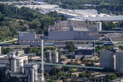 Gewerbegebiet Hagen-Bathey, mittendurch führt die Autobahn A1, vorne das Heizkraftwerk Hagen-Kabel, hinter die Papierfab-stock-foto