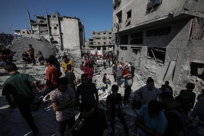 Rescuers remove the bodys from under the rubble, following an Israeli strike that hit the home of a Palestinian family in Jabalia in the northern Gaza Strip-stock-foto