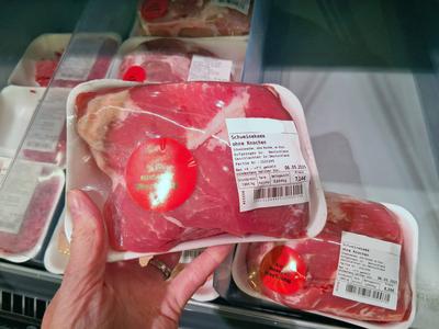 Marktkauf - Einkauf in einem Supermarkt oder Discounter-stock-foto
