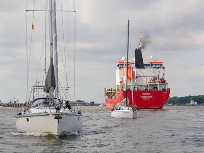 ?ltanker vorbei an Segelbooten auf dem Nord-Ostsee-Kanal, Brunsb?ttel, Deutschland-stock-foto