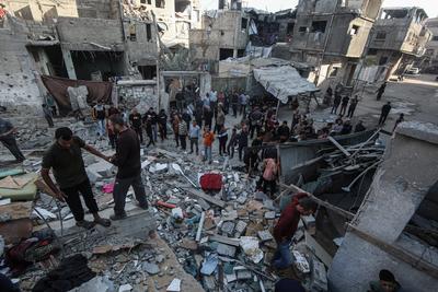 Rescuers remove the bodys from under the rubble, following an Israeli strike that hit the home of a Palestinian family in Jabalia in the northern Gaza Strip-stock-foto